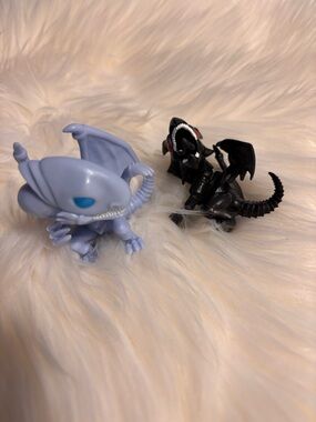 Yu-Gi-Oh Blue Eyes White Dragon and Red Eyes Black Dragon Mini Figures EUC
